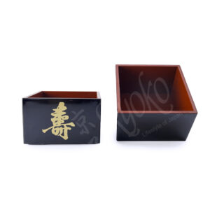 23-246 : Masu Kotobuki aus Lack, schwarz/rot, 8 x 8 cm; H = 5 cm
